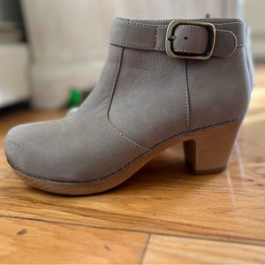 Dansko Women’s Autumn taupe Bootie Size 39